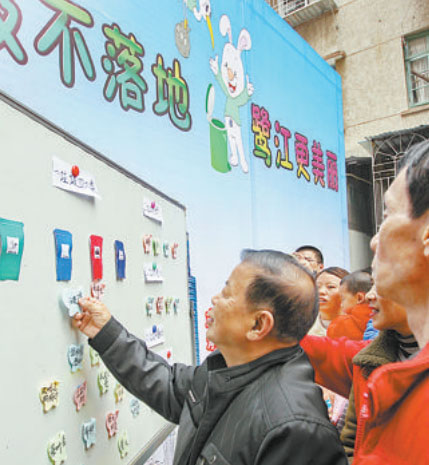 送上分類垃圾桶，傳遞文明與環保