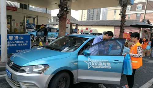 對車窗拋物說不！長沙環衛局免費發放2000個車載垃圾桶