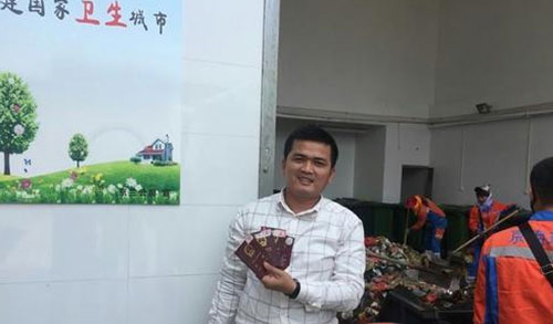 ?？谑忻駚G護照 環衛工翻檢5噸垃圾找到