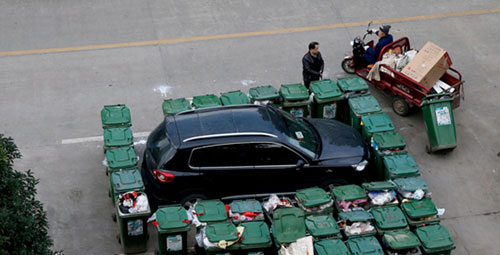 隨意亂停車，大爺搬垃圾桶怒攔私家車 
