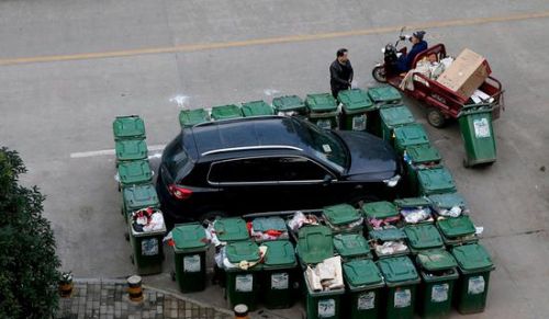汽車被垃圾桶包圍是被惡搞還是得罪人了？