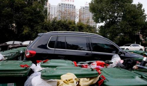 汽車被垃圾桶包圍是被惡搞還是得罪人了？