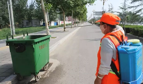 致敬環衛工人，細心消除垃圾桶邊的蚊蠅