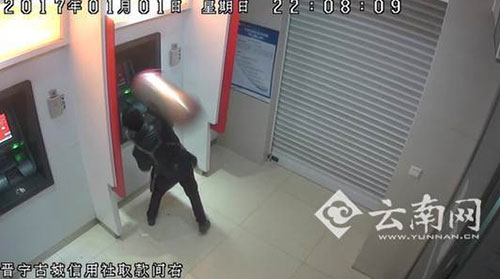 取款不成功，竟用垃圾桶出氣