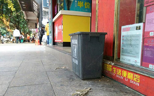 垃圾桶當足球踢？！城區大半年累計丟近千個垃圾桶